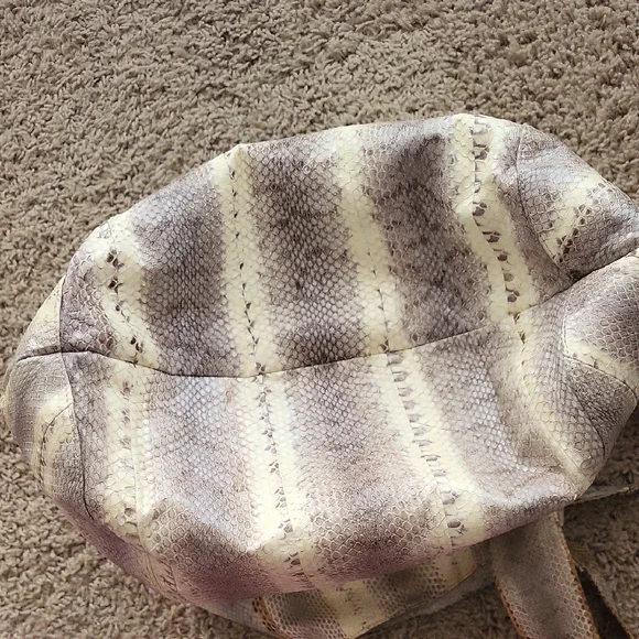 Elegant Snakeskin Patterned Tote Bag - Picture 3 of 6